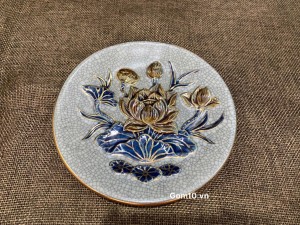 Đĩa cau men rạn đắp nổi hoa Sen Cát Tường vẽ vàng 24k, đường kính 15cm
