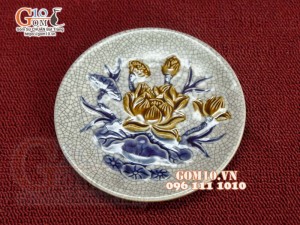 Đĩa cau men rạn đắp nổi Sen Cát Tường, đường kính 15cm