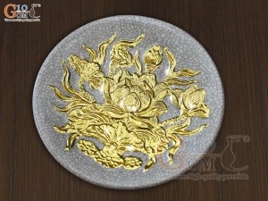 Đĩa cau men rạn đắp nổi Sen Cát Tường dát vàng 24k
