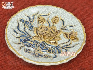 Đĩa cau men rạn đắp nổi Sen Cát Tường vẽ vàng 24k, đường kính 15cm