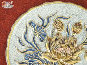 Đĩa cau men rạn đắp nổi Sen Cát Tường vẽ vàng 24k, đường kính 15cm