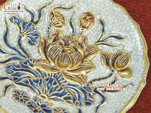 Đĩa cau men rạn đắp nổi Sen Cát Tường vẽ vàng 24k, đường kính 15cm