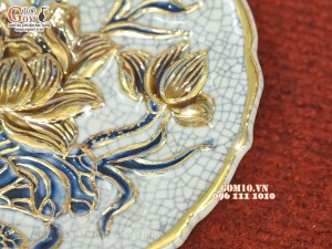 Đĩa cau men rạn đắp nổi Sen Cát Tường vẽ vàng 24k, đường kính 15cm