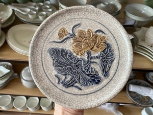 Đĩa cau men rạn nổi hoa sen Cát Tường
