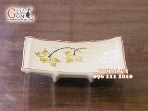 Đĩa chõng thuyền men kem vẽ hoa Sen vàng 18cm
