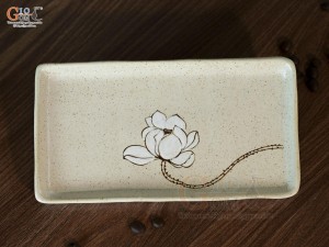 Đĩa chữ nhật men kem tấm vẽ Bạch Liên, 19x11cm