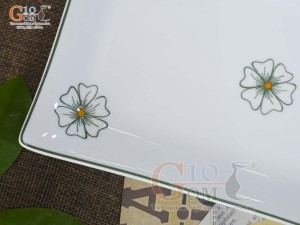 Đĩa chữ nhật men trắng vẽ ngàn hoa, 25x16cm