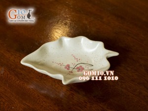 Đĩa gia vị hình lá men gốm trắng vẽ hoa đào đỏ