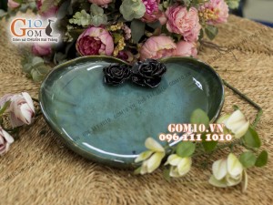 Đĩa hình tim, đắp nổi hoa hồng, rộng 31cm