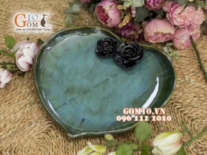 Đĩa hình tim, đắp nổi hoa hồng, rộng 31cm