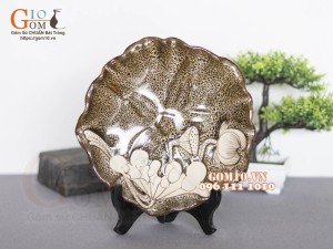 Đĩa hoa nổi gân men hỏa biến gấm vàng khắc sen, đường kính 21,5cm