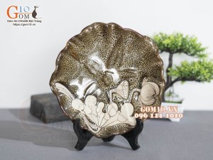 Đĩa hoa nổi gân men hỏa biến gấm vàng khắc sen, đường kính 21,5cm