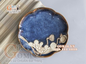Đĩa hoa mai men hỏa biến xanh đá khắc sen, đường kính 20cm