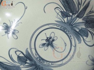 Đĩa hoa đào men rạn họa tiết chuồn khoai, đường kính 21cm