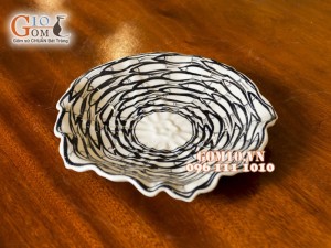 Đĩa hoa nổi men kem vẽ cá đàn 21cm