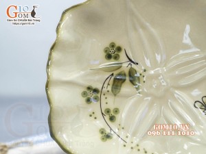 Đĩa hoa nổi men kem vẽ chuồn tre 21cm