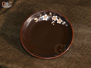 Đĩa kê chén men nâu chỉ đỏ, khắc hoa mai