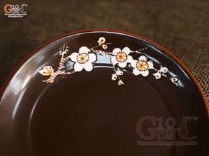 Đĩa kê chén men nâu chỉ đỏ, khắc hoa mai