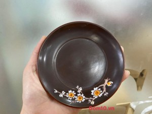 Đĩa kê ấm men nâu chỉ đỏ, khắc hoa mai