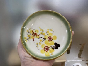 Đĩa kê ấm men vuốt vẽ hoa mai vàng