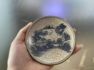 Đĩa kê ấm quả hồng men ran cổ cảnh sơn thuỷ