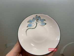 Đĩa kê chén men kem vẽ hoa sen xanh