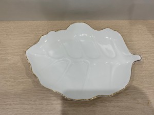 Đĩa lá sâu men trắng kẻ chỉ vàng kim 27x20cm
