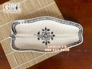 Đĩa lá chuối men đen vẽ hoa Móc, 25x12cm
