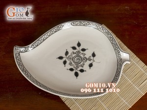 Đĩa lá men đen vẽ hoa Móc