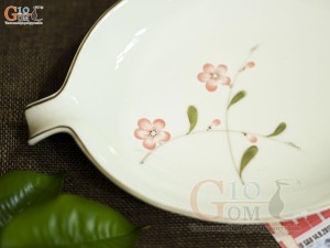 Đĩa lá rong men kem vẽ hoa Đào hồng, 25x15cm
