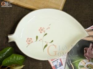 Đĩa lá rong men kem vẽ hoa Đào hồng, 27x17cm