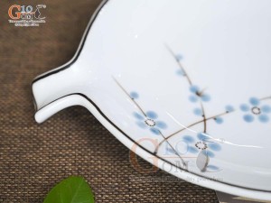 Đĩa lá rong men trắng vẽ hoa Đào xanh, 25x15cm