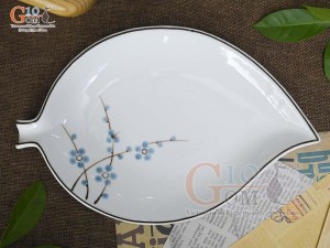 Đĩa lá rong men trắng vẽ hoa Đào xanh, 27x17cm