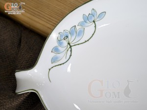 Đĩa lá rong men trắng vẽ hoa Sen xanh, 25x15cm