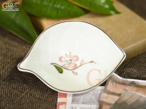 Đĩa lá sâu đựng gia vị men kem vẽ hoa Đào hồng