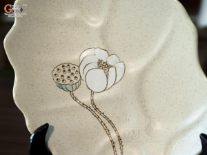 Đĩa lá sâu men kem tấm vẽ Bạch Liên, 26x18cm