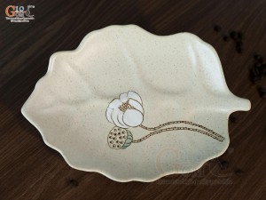 Đĩa lá sâu men kem tấm vẽ Bạch Liên, 26x18cm
