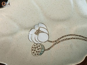 Đĩa lá sâu men kem tấm vẽ Bạch Liên, 26x18cm