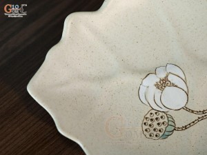 Đĩa lá sâu men kem tấm vẽ Bạch Liên, 26x18cm