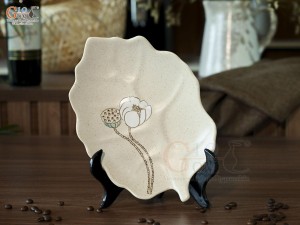 Đĩa lá sâu men kem tấm vẽ Bạch Liên, 26x18cm