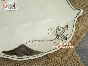 Đĩa lá sâu men kem tấm vẽ hoa Sen, 31x22cm