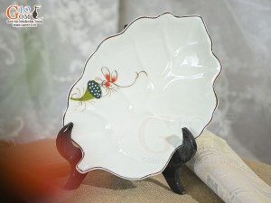 Đĩa lá sâu men kem vẽ Chuồn Sen 25x17cm