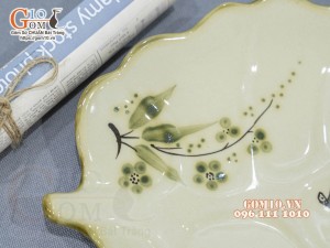 Đĩa lá sâu men kem vẽ chuồn tre 25x17cm