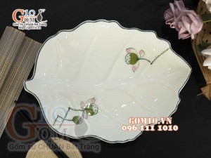 Đĩa lá sâu men kem vẽ Đài Sen, 30x23cm