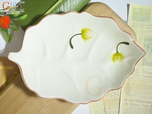 Đĩa lá sâu men kem vẽ hoa bồ công anh, 24x16cm