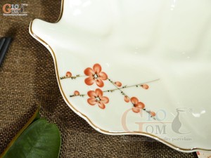 Đĩa lá sâu men kem vẽ hoa Đào đỏ, 28x20cm