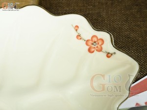 Đĩa lá sâu men kem vẽ hoa Đào đỏ, 28x20cm