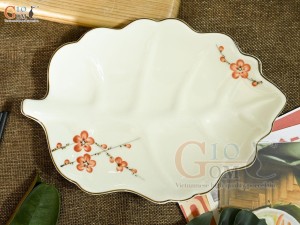 Đĩa lá sâu men kem vẽ hoa Đào đỏ, 25x18cm