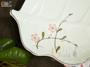 Đĩa lá sâu men kem vẽ hoa Đào hồng, 25x18cm