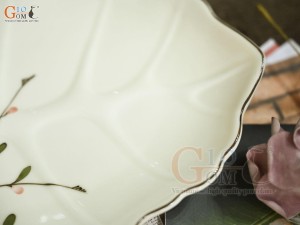 Đĩa lá sâu men kem vẽ hoa Đào hồng, 25x18cm